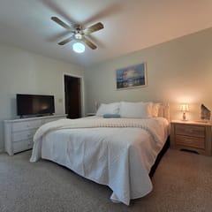 Coral Cottage! Steps to Pool From Back Door!